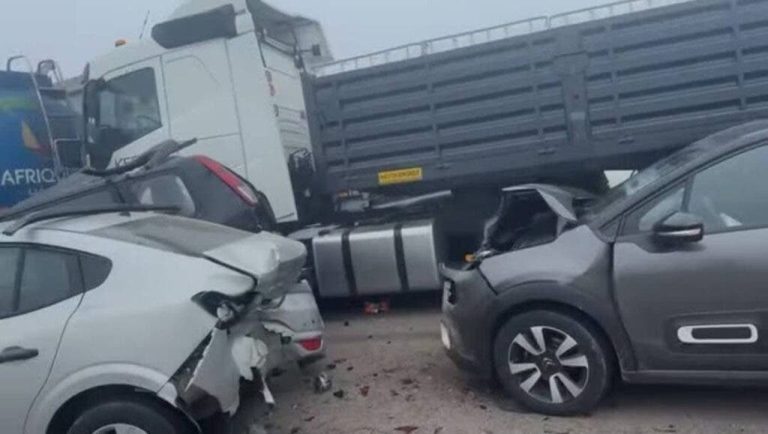 ضباب كثيف يتسبب في اصطدامات متتالية على الطريق السيار بين الجديدة وأزمور ضباب كثيف يتسبب في اصطدامات متتالية على الطريق السيار بين الجديدة وأزمور