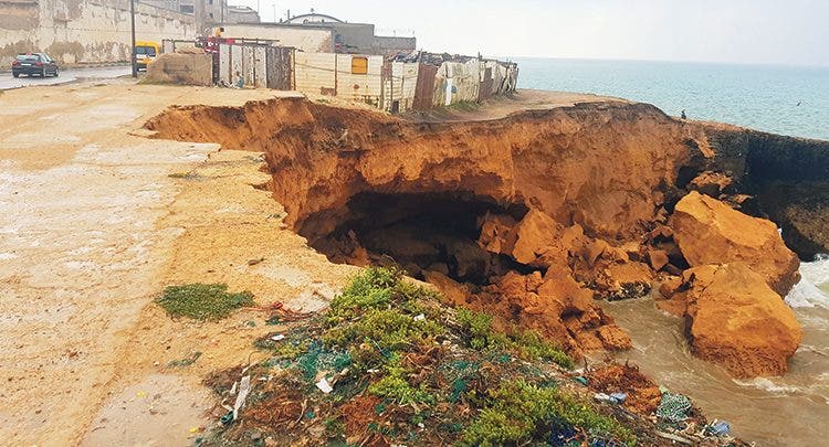 انهيار صخري مفاجئ يتسبب في ذعر وإغلاق كورنيش آسفي