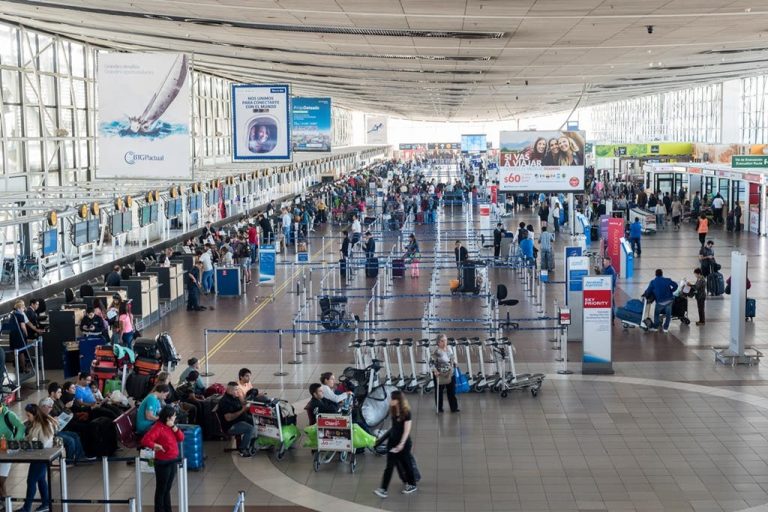 مشجع مغربي عالق في مطار سانتياغو بالشيلي بسبب تأخره عن رحلته