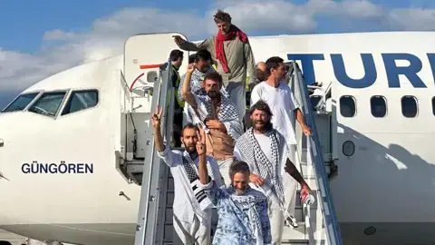 تركيا تستقبل 137 ناشطًا من أسطول غزة بعد ترحيلهم من إسرائيل