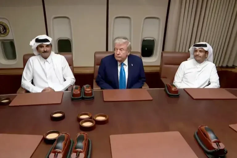 ترامب يبحث وقف إطلاق النار في غزة مع أمير ورئيس وزراء قطر ترامب يبحث وقف إطلاق النار في غزة مع أمير ورئيس وزراء قطر