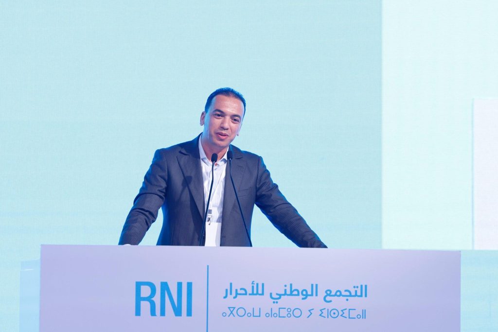 السعدي يدافع عن أخنوش: أقف إلى جانب رئيس الحكومة "براسي مرفوع"