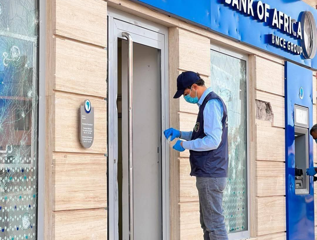 الشرطة العلمية ترفع البصمات لتحديد هوية المتورطين في اقتحام بنوك بسوس
