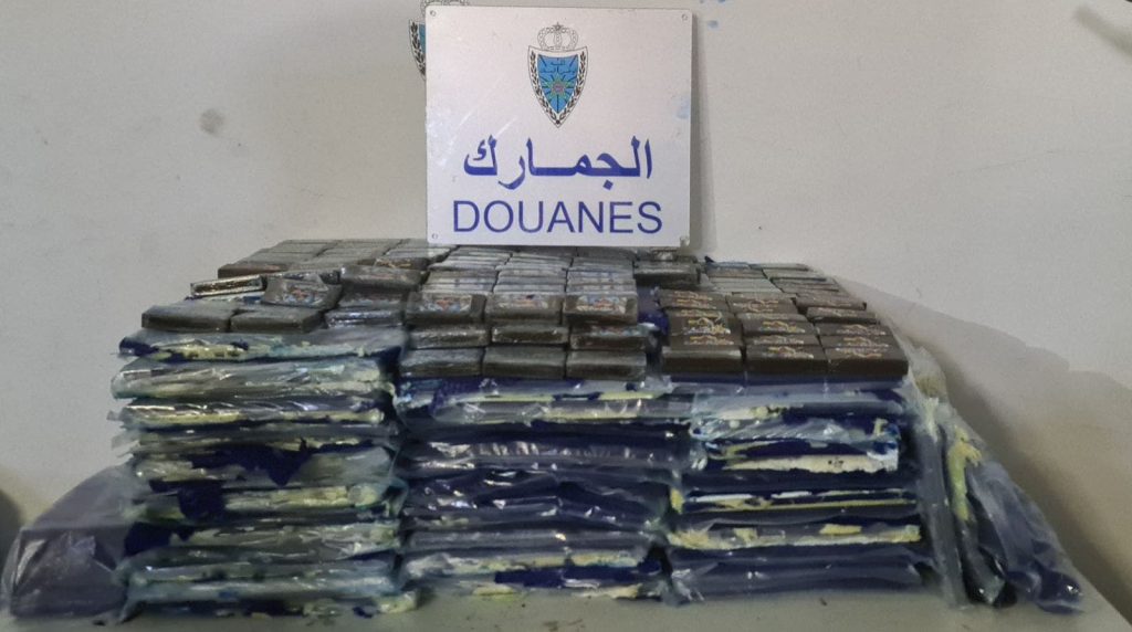 إحباط تهريب 181 كيلوغرامًا من الشيرا في باب سبتة.. وتوقيف منتحل صفة صحفي