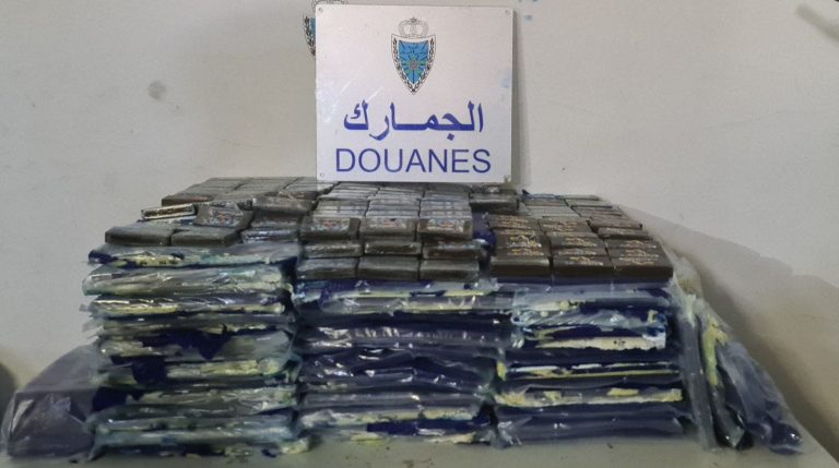 إحباط تهريب 181 كيلوغرامًا من الشيرا في باب سبتة.. وتوقيف منتحل صفة صحفي