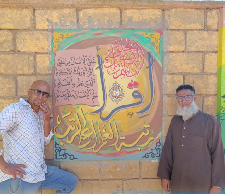 أستاذ بسطات يحول مدرسة قروية إلى معرض فني بأبسط الإمكانيات