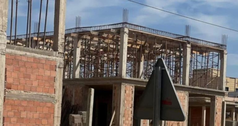 تأخر إنجاز إعدادية سوق الكور بالحاجب يعلق آمال التلاميذ