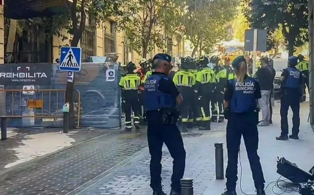 انهيار عمارة في مدريد يسفر عن إصابة 7 أشخاص وفقدان 4 آخرين