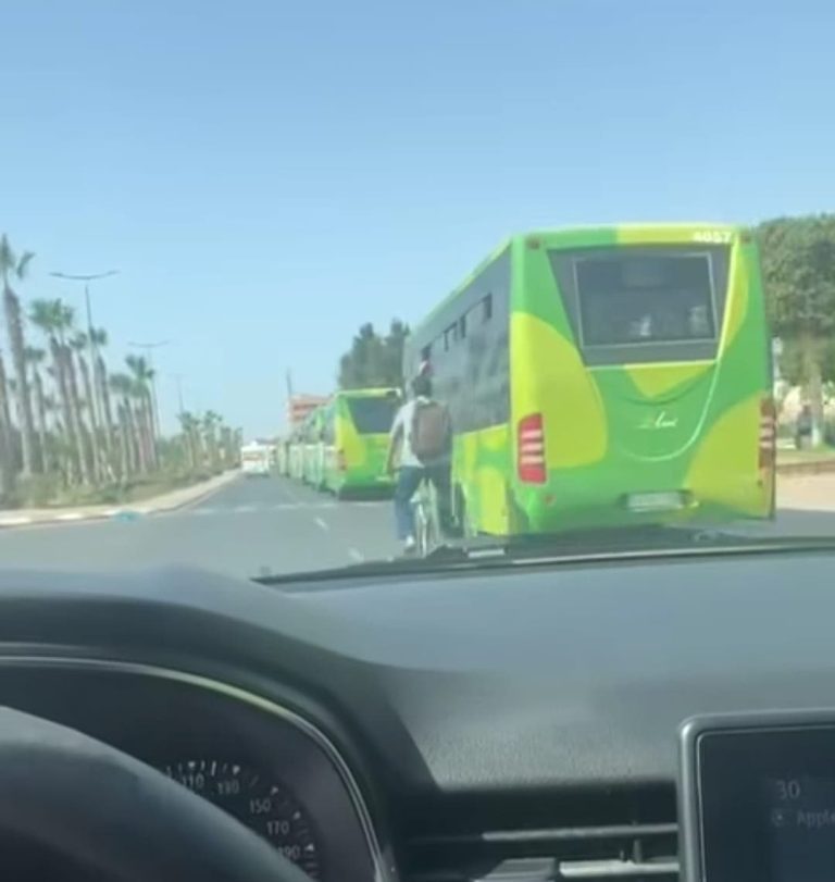 فوضى محطة حافلات عشوائية في تزنيت تُربك حركة السير وتعرض السلامة للخطر