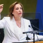 البرلمان البيروفي يعزل الرئيسة بولوارتي بتهمة "العجز الأخلاقي"