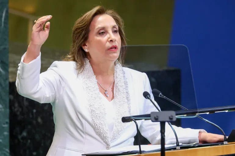 البرلمان البيروفي يعزل الرئيسة بولوارتي بتهمة "العجز الأخلاقي"