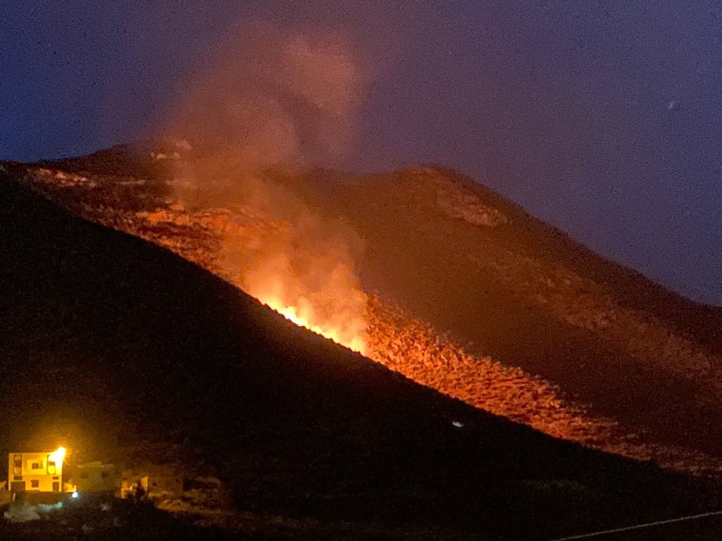 حريق مهول يجتاح جبال تفنسة بالحسيمة ويستنفر السلطات