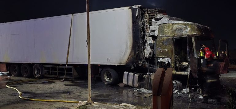 النيران تلتهم شاحنة لنقل البضائع على الطريق الوطنية بين أكادير وتزنيت