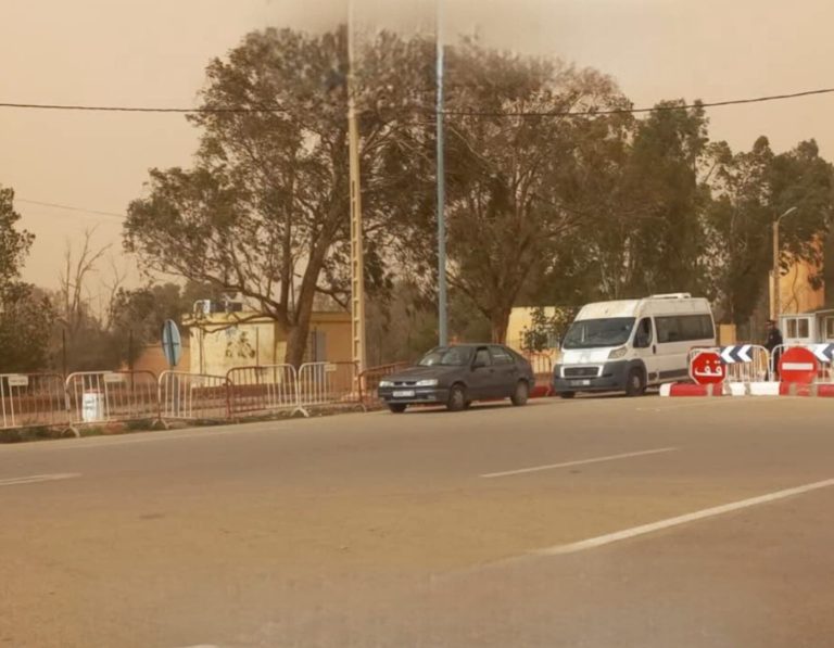 الجزائر تفرج عن 21 مغربيًا محتجزين على الحدود