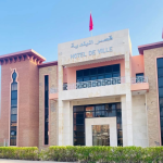 بلدية قلعة السراغنة تتولى تدبير قطاع النظافة بعد تعثر الشركة المتعاقدة