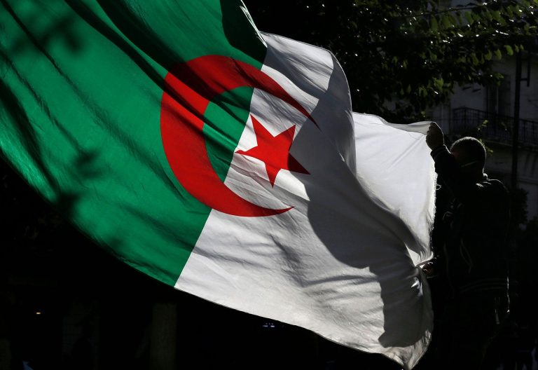 واشنطن تحذر من السفر إلى الجزائر وتُبقي على تصنيف المغرب الآمن