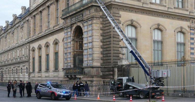 فرنسا توقف مشتبهين في سرقة مجوهرات اللوفر.. أحدهما كان متوجهًا إلى الجزائر فرنسا توقف مشتبهين في سرقة مجوهرات اللوفر.. أحدهما كان متوجهًا إلى الجزائر