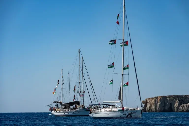 إسرائيل تنقل مئات نشطاء "أسطول الصمود" إلى السجون تمهيدًا لترحيلهم