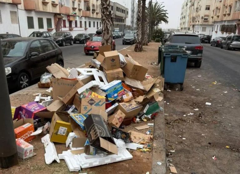 استياء في أكادير بسبب مخلفات شاحنات جمع الأزبال