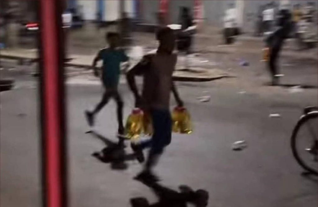 تجار يواجهون "جيل Z" الملثم بالعصي دفاعًا عن محلاتهم
