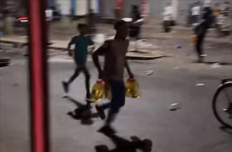 تجار يواجهون "جيل Z" الملثم بالعصي دفاعًا عن محلاتهم