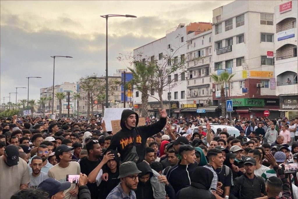 شباب مغاربة يرفضون الفوضى ويؤكدون على السلمية في التعبير عن مطالبهم