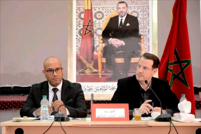 عضو بمجلس برشيد يتهم مسؤولًا بالحصول على "رومبوان" خاصة للوصول إلى منزله