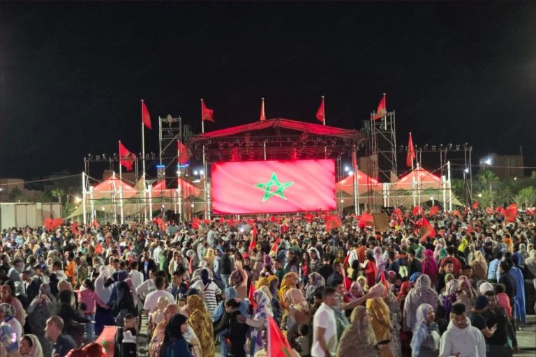 ساكنة المدن الصحراوية يخرجون بمئات الآلاف مرددين “الصحراء مغربية” ساكنة المدن الصحراوية يخرجون بمئات الآلاف مرددين “الصحراء مغربية”