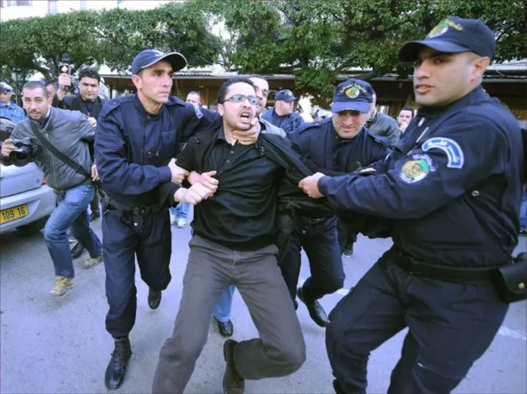 اعتقال 23 شابًا في الجزائر بتهمة محاولة الهجرة غير الشرعية