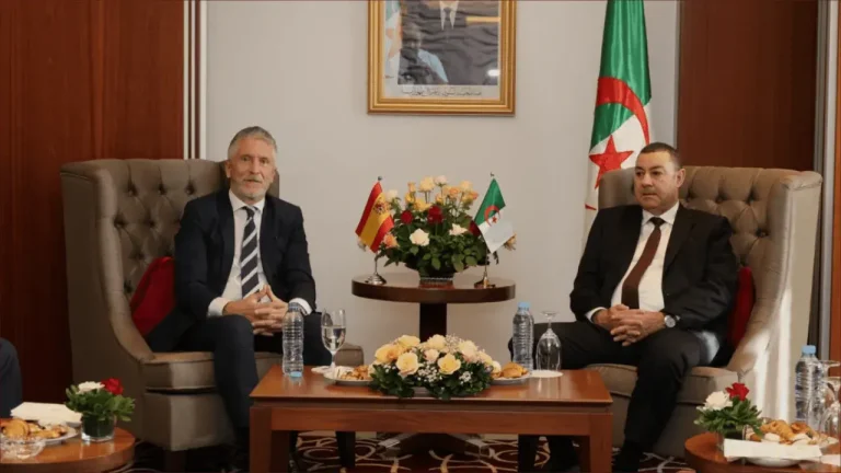 الحزب الشعبي يطالب بمساءلة وزير الداخلية الإسباني بعد اجتماعاته مع مسؤولين جزائريين
