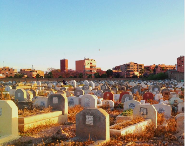 أزمة خانقة في مقابر الحسيمة.. ومطالب بالإسراع في فتح المقبرة الجديدة وتخصيص أراضٍ للدفن