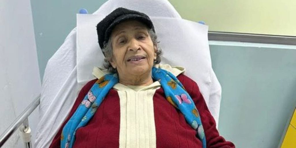 عائشة ماهماه تعتذر عن التكريم وتطلب شقة مشمسة بدلًا من الدروع عائشة ماهماه تعتذر عن التكريم وتطلب شقة مشمسة بدلًا من الدروع