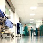 وفاة طفل بمكناس بعد تناوله عصيرًا معلبًا يثير صدمة ومخاوف