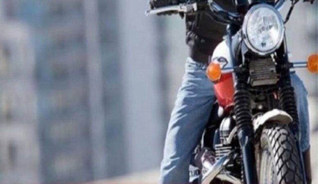 سائق دراجة متهور يتحدى القانون في شوارع أكادير سائق دراجة متهور يتحدى القانون في شوارع أكادير