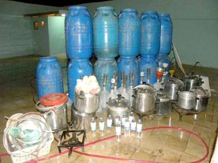 الجديدة.. توقيف أربعيني لتورطه في إعداد وترويج مسكر ماء الحياة الجديدة.. توقيف أربعيني لتورطه في إعداد وترويج مسكر ماء الحياة