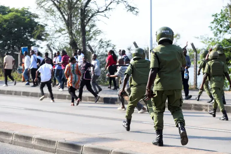 اشتباكات بعد الانتخابات في تنزانيا: الشرطة تطلق الرصاص والغاز لتفريق المحتجين اشتباكات بعد الانتخابات في تنزانيا: الشرطة تطلق الرصاص والغاز لتفريق المحتجين