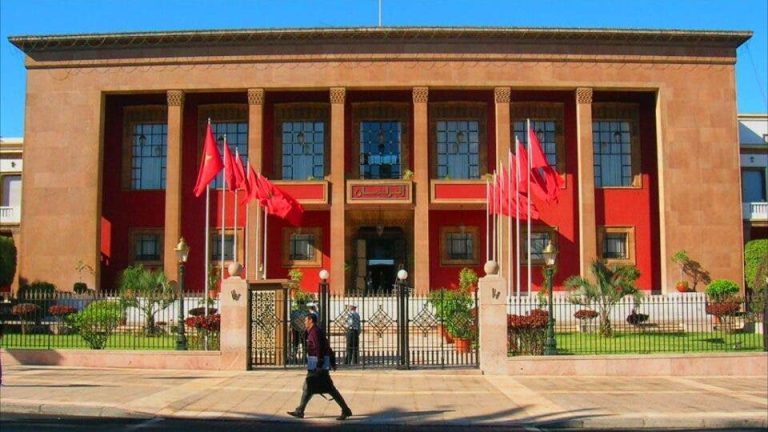 مشروع قانون تنظيمي يمنع رؤساء الجهات والجماعات من العضوية بالبرلمان مشروع قانون تنظيمي يمنع رؤساء الجهات والجماعات من العضوية بالبرلمان