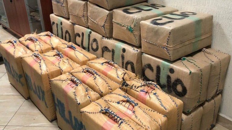 إحباط تهريب 120 كيلوغرامًا من المخدرات وتوقيف شخصين بسبت جزولة