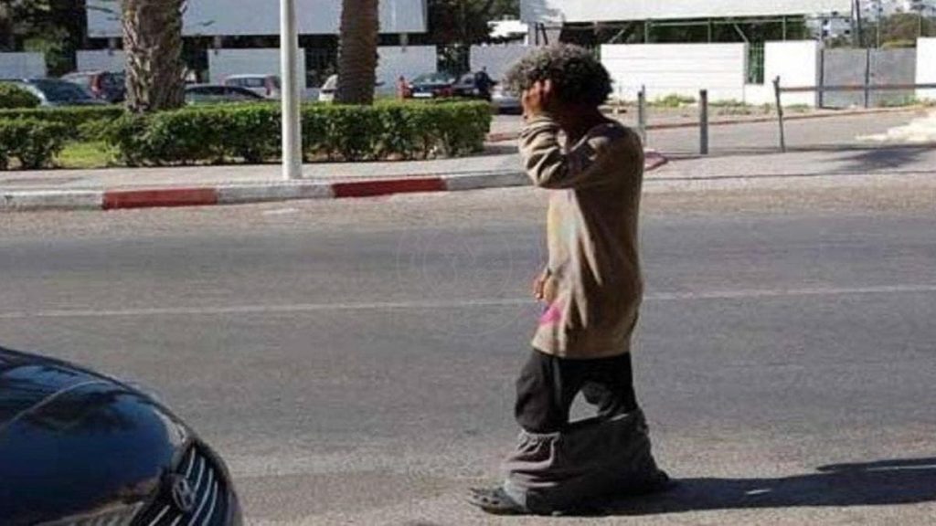 الناظور.. ساكنة شارع طنجة تعيش في رعب يومي بسبب مختل عقلي يهدد أمنهم