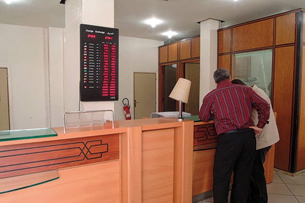 القضاء يلزم بنكًا مغربيًا بتعويض زبون رفض إيداع أمواله