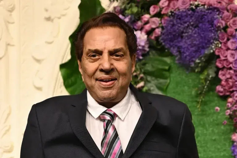 وفاة نجم بوليوود الأسطوري دارمندرا عن عمر يناهز 89 عامًا