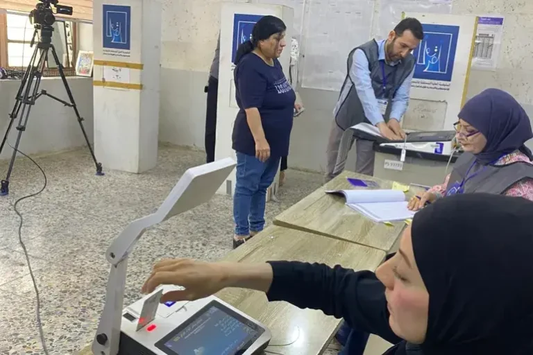 ملايين العراقيين يتوجهون إلى صناديق الاقتراع في انتخابات برلمانية حاسمة