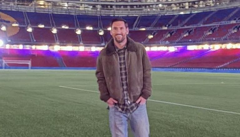 ميسي يعود إلى "كامب نو" في زيارة مفاجئة تثير الحنين لدى جماهير برشلونة