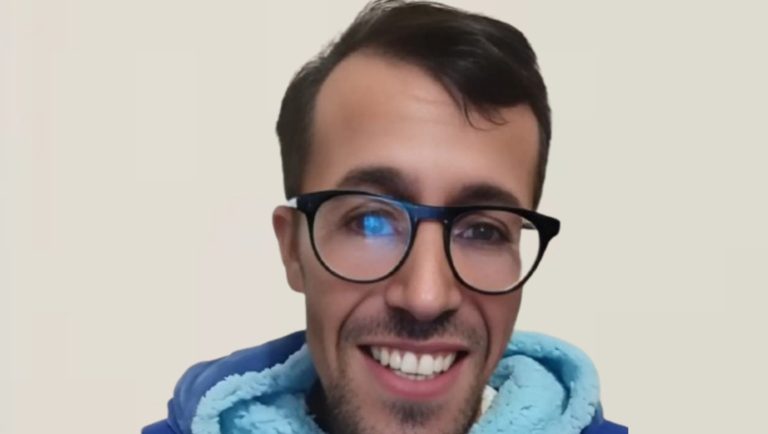 توقيف صانع المحتوى "مولينيكس" في مطار مراكش ونقله إلى طنجة