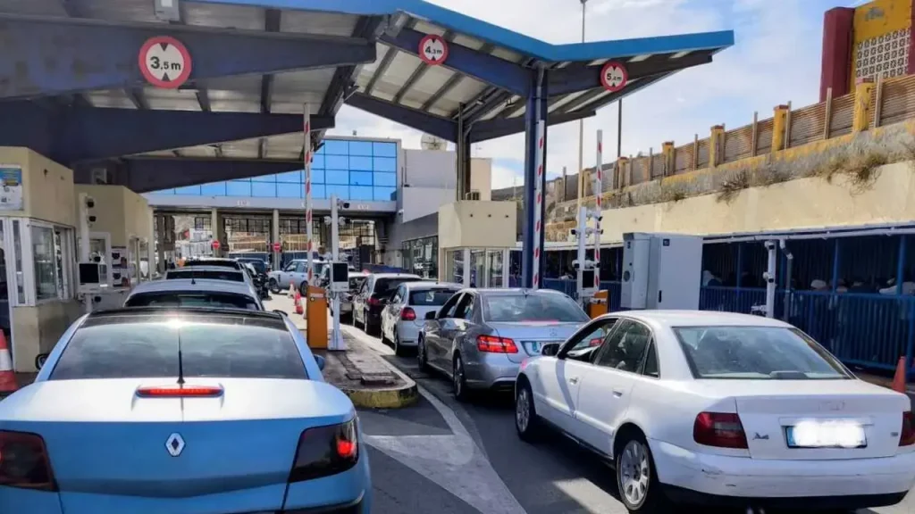 تطبيق نظام الدخول الجديد يتسبب في تكدس المركبات والمشاة في معبر سبتة المحتلة