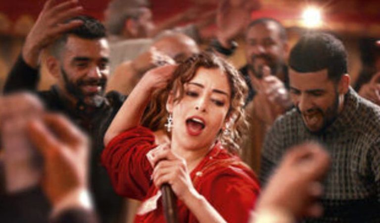 نسرين الراضي تتوج بجائزة أفضل ممثلة في إفريقيا ونبيل عيوش يحتفي