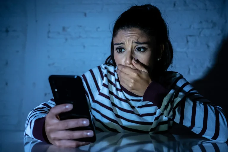 منظمة نسائية مغربية تطالب بتشديد الإجراءات لمواجهة العنف الرقمي ضد النساء