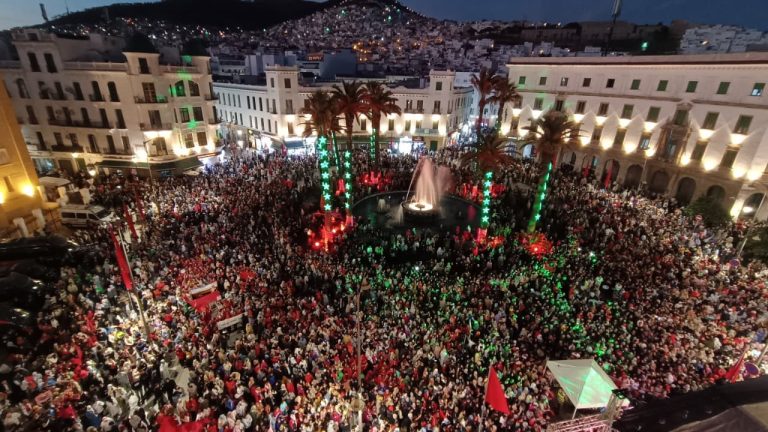 شوارع تطوان تعج بآلاف المواطنين احتفاء بالذكرى الـ 50 للمسيرة الخضراء