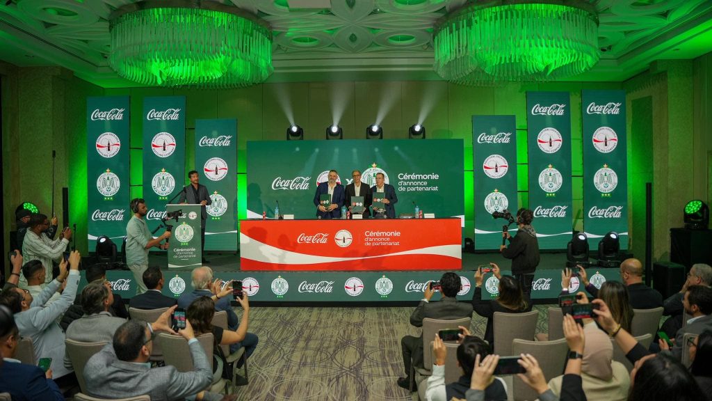 جماهير الرجاء الرياضي تجدد دعوات مقاطعة "كوكا كولا" بعد شراكة إعلانية جديدة