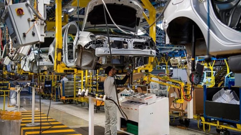 الصناعة المغربية تحافظ على توازنها.. و"بنك المغرب" يرصد مناخ أعمال "عاديًا" في أغلب الفروع